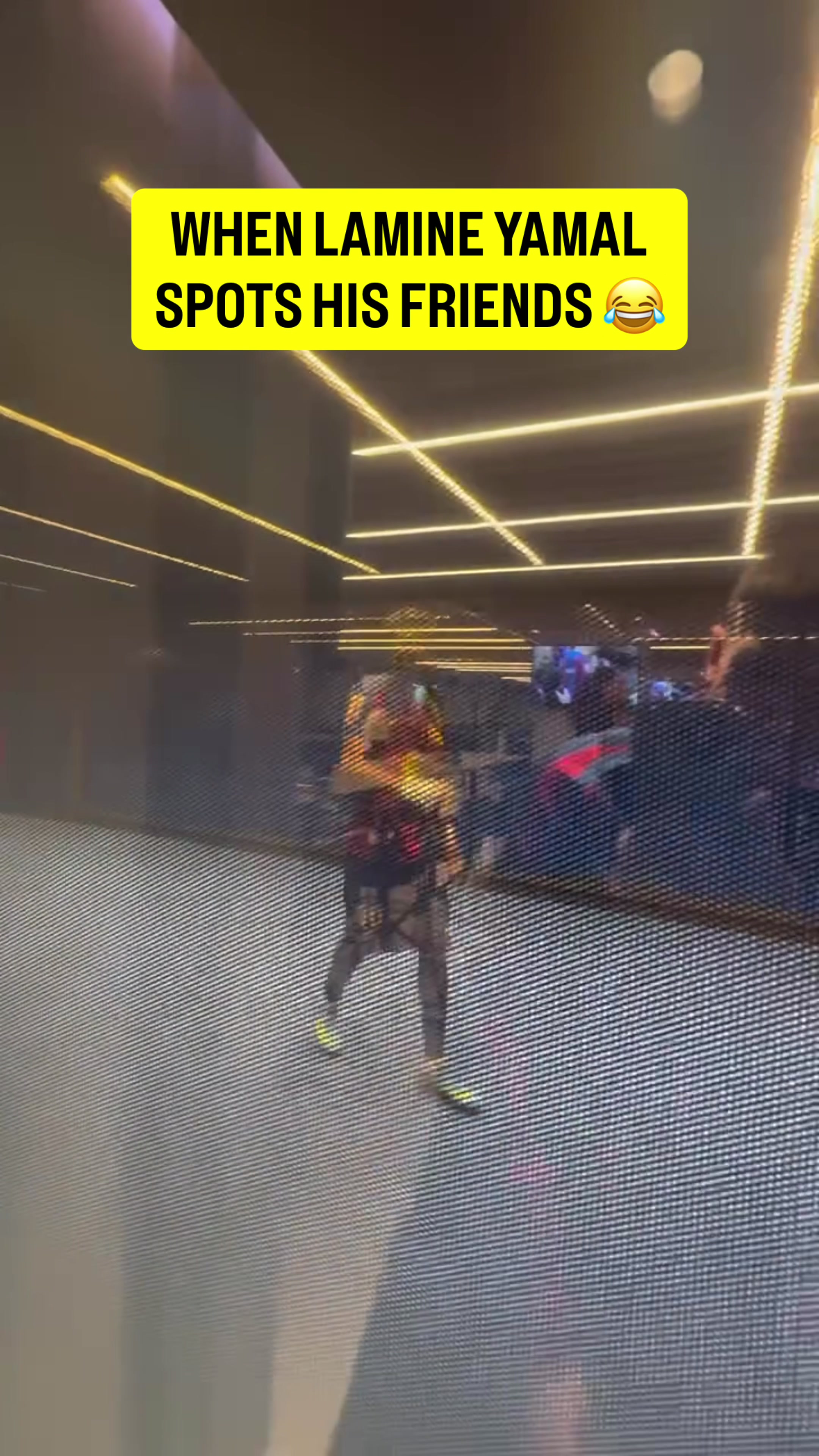米兰体育-诺坎普VIP区域可透过玻璃观看球员通道，亚马尔与朋友打招呼
